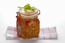 Hausgemachtes Sellerie-Marmelade im Glas über dem Tisch — Stockfoto