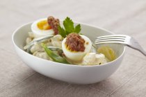 Insalata di patate con uova e fagioli — Foto stock