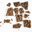 Шоколад з карамеллю та арахісом — стокове фото