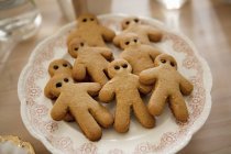 Gingerbread men on plate — Stock Photo