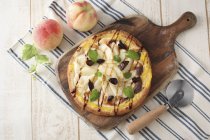 Pizza with peaches and figs — Stock Photo