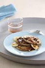 Panquecas com molho de banana e caramelo — Fotografia de Stock