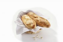 Baguettes en cesta de pan - foto de stock