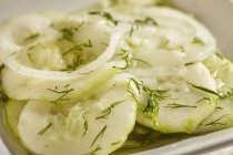 Салат из огурцов с луком — стоковое фото