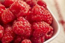 Bowl of red raspberries — Stock Photo
