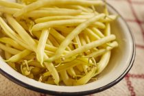 Bol de haricots jaunes frais — Photo de stock