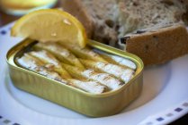 Stagno di sardine con limone — Foto stock