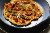 Pizza con le sarde mit Sardinen — Stockfoto