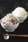 Tigelas de arroz cozido — Fotografia de Stock