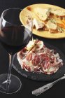 Piatto antipasto con vino — Foto stock