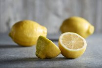 Limones frescos con mitades - foto de stock