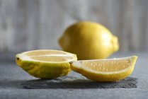 Frische ganze und in Scheiben geschnittene Zitrone — Stockfoto