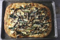 Пицца с грибами и шпинатом — стоковое фото