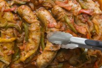 Salsicce al forno con peperoni — Foto stock