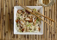 Salada de frango chinesa com repolho — Fotografia de Stock
