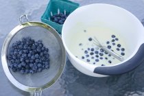 Blaubeer-Pfannkuchen auf Tisch arrangiert — Stockfoto