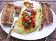 Closeup top view of omelette with peppers and toasts — Stock Photo