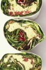 Avvolgere vegetariano con lattuga su superficie bianca — Foto stock