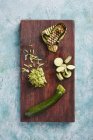 Zucchini: ganz, in Scheiben geschnitten, gerieben und auf einem Holzbrett gegrillt — Stockfoto