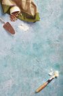 Schalen mit salzigen Pistazien — Stockfoto