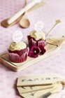 Cupcakes avec glaçage et étiquettes — Photo de stock