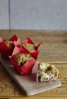 Muffins in roten Papierkisten — Stockfoto