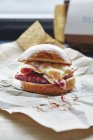 Hamburger di pancetta e formaggio — Foto stock