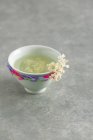 Tasse de thé de fleurs de sureau — Photo de stock