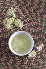 Taza de té de flor de saúco - foto de stock