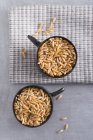 Cereali Kamut in tazze di legno — Foto stock