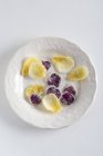Вид зверху з цукати пелюсток троянд на білій тарілці — стокове фото