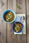 Овощной суп с зерном и копченым тофу — стоковое фото