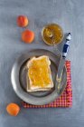 Nahaufnahme von oben auf Toasts mit Marillenmarmelade und Marillen — Stockfoto