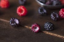 Wild raspberries and blackberries — Stock Photo