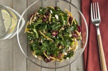 Grünkohlsalat mit Preiselbeeren in Glasschüssel — Stockfoto