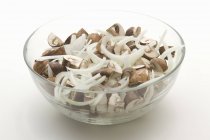 Cogumelos fatiados e cebolas — Fotografia de Stock