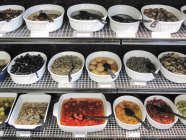 Légumes marinés dans une épicerie fine — Photo de stock