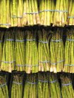 Paquets d'asperges fraîches — Photo de stock