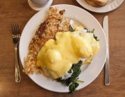 Eggs Benedict with spinach and omelette — Stock Photo
