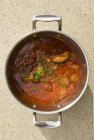 Томатний соус з фрикадельками для макаронів — стокове фото