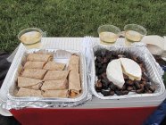 Пикник с оберткой на открытом воздухе — стоковое фото