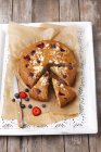 Torta con fragole e mirtilli — Foto stock