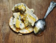 Синий сыр и мед — стоковое фото