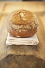 Laib Brot auf Serviette — Stockfoto