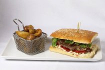 Гамбургер с жареной картошкой — стоковое фото