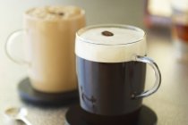 Copos de café expresso com espuma — Fotografia de Stock