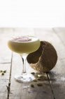 Вершковий коктейль з кокосовим горіхом — стокове фото