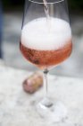 Vista close-up de verter Prosecco subiu vinho a um copo — Fotografia de Stock