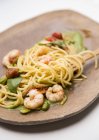 Паста Спагетті з креветками та травами — стокове фото