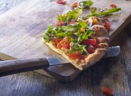 Rebanada de pan de pizza con tomates - foto de stock